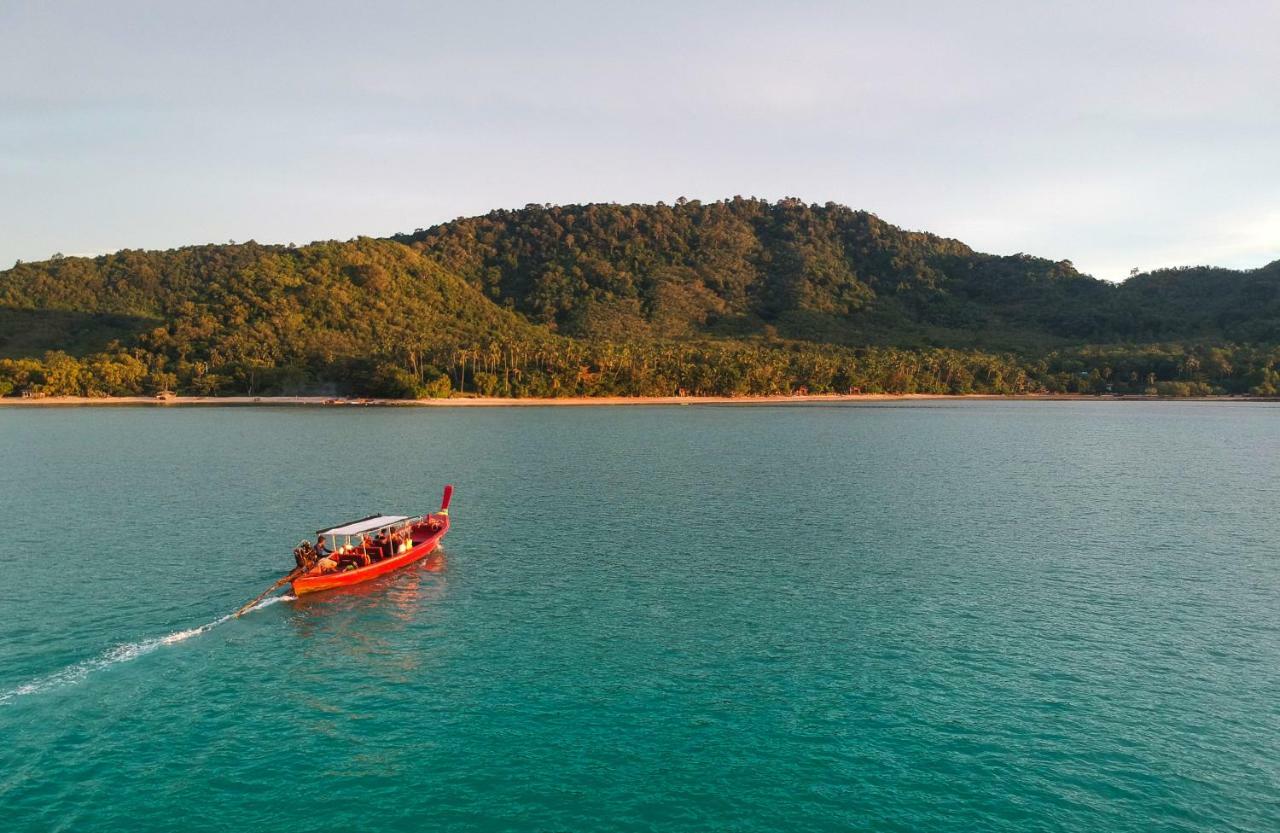 Baan Mai Beachfront Lone Island プーケット エクステリア 写真