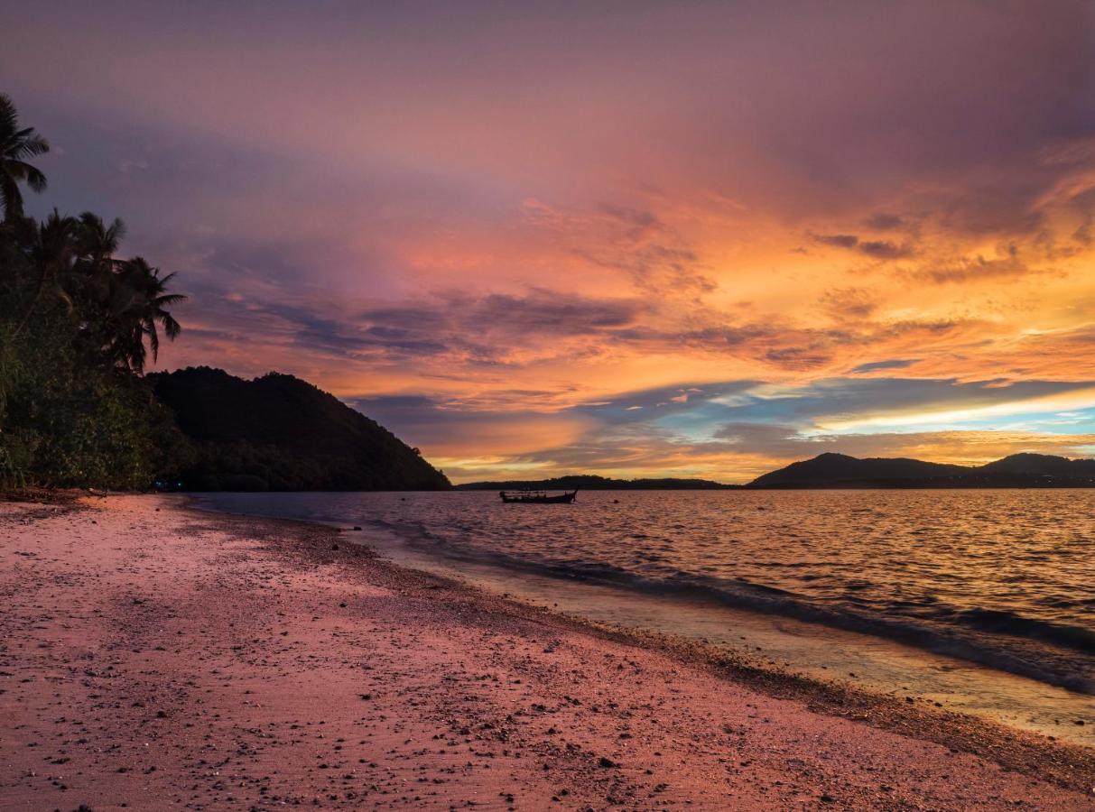 Baan Mai Beachfront Lone Island プーケット エクステリア 写真
