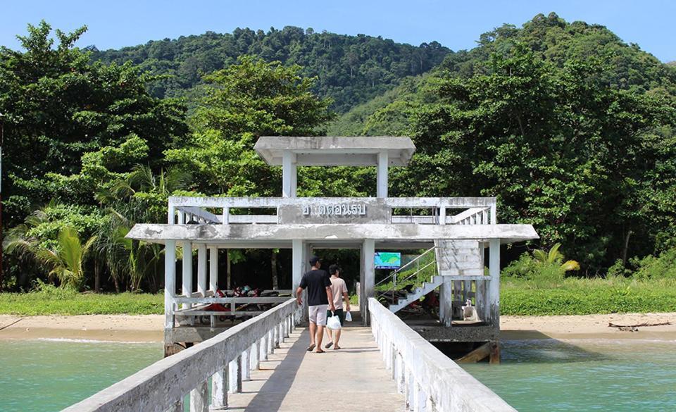 Baan Mai Beachfront Lone Island プーケット エクステリア 写真